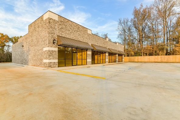 Cox Creek Plaza: 750 Cox Creek Pkwy, Florence, AL 35630